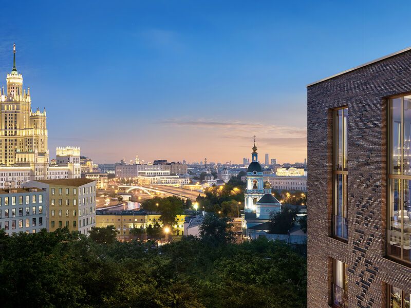 Вид из окон на набережную реки Яузы и историческую часть Москвы.