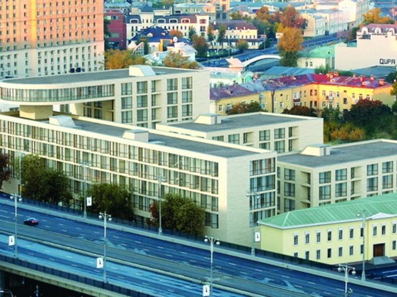 Конструкция дома включает в себя шестиэтажный атриум с панорамными лифтами.