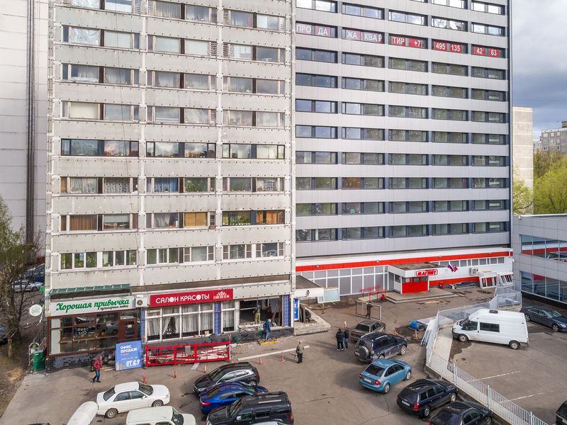На первом этаже расположены коммерческие помещения. Аэрофотосъемка от 10.05.2017 г.
