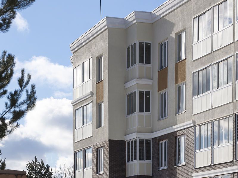 Строители оставили вокруг много взрослых деревьев. Фото от 12.03.2019.