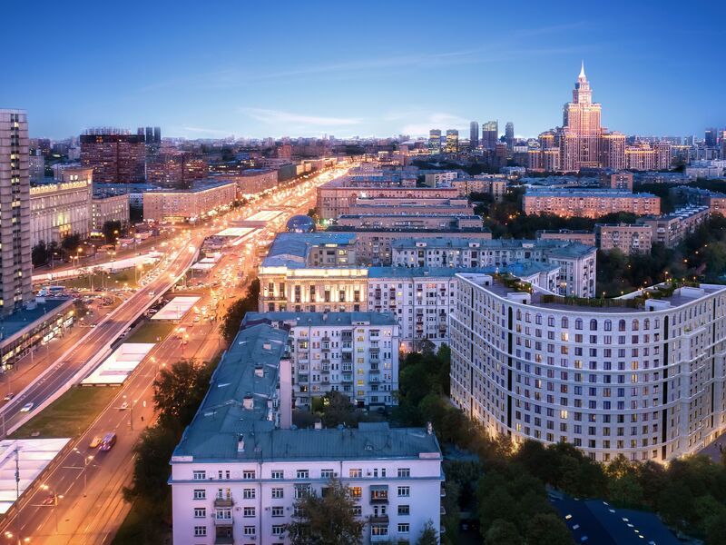Вид здания в ночное время