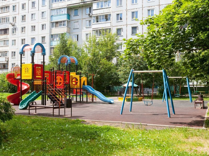 ЖК «Нахабино Центральное». Вид из окон. Детская площадка. Фото от 26.07.2017 г.