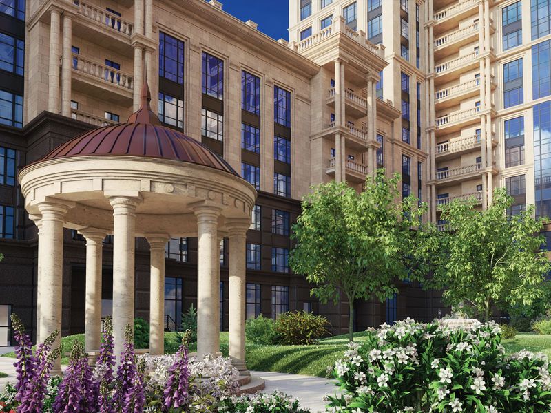 Территория клубного дома огорожена, там находится приватный зеленый дворик.