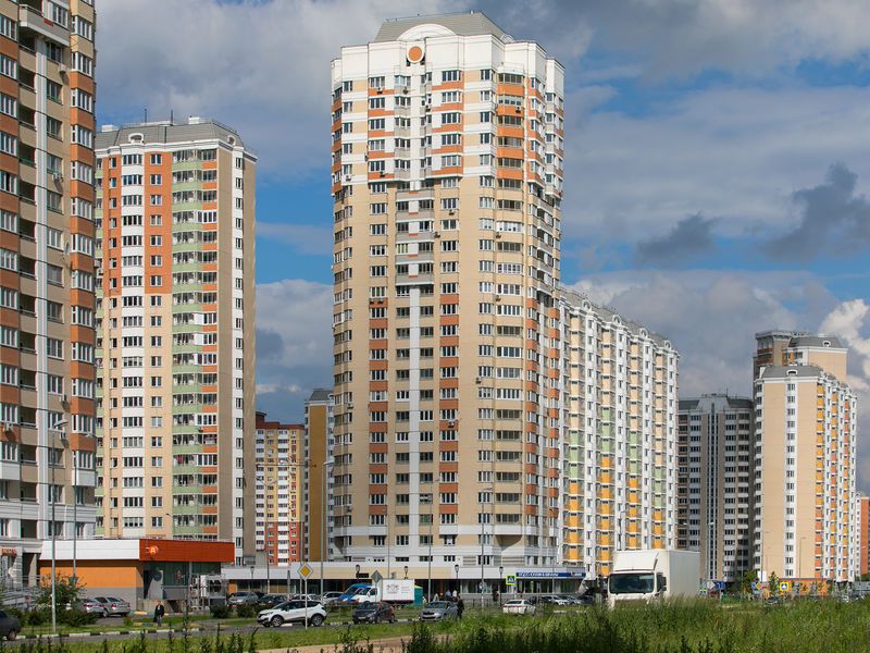 «Центр-2» — это крупнейший жилой комплекс в микрорайоне Железнодорожный, расположенный в окружении Ольгинского, Павлинского и Кучинского лесопарков, всего в 30 минутах от центра Москвы.