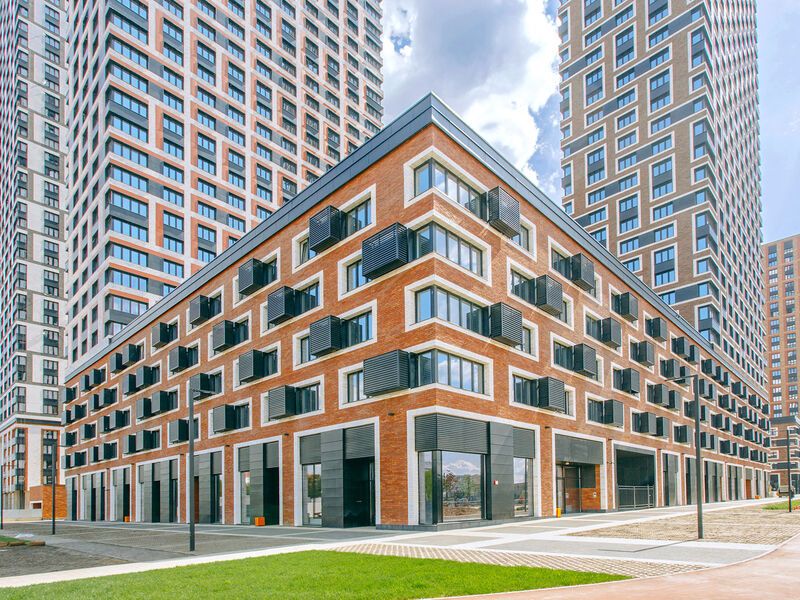 В жилом комплексе построено 1200 квартир и апартаментов.