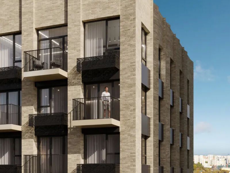 Площадь квартир варьируется от 18,7 до 148,8 кв. м, высота потолков достигает 3,3 м