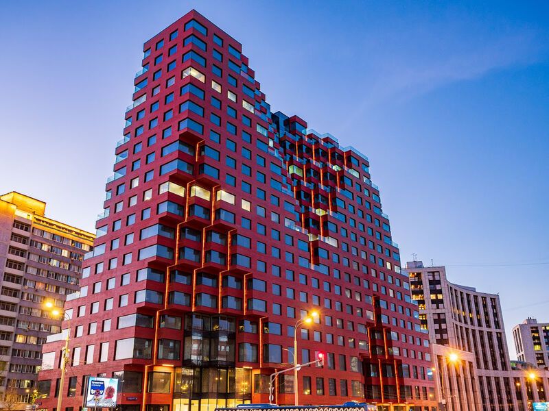 В стилобате здания будут располагаться общественные и коммерческие функции: магазины, кафе, художественные галереи, ресторан, фитнес-центр.