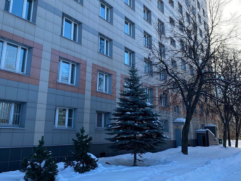 В здании заменены все коммуникации, выполнена отделка, установлены натяжные потолки, светильники, ламинат - 33 класс, плитка и сантехника в санузле.