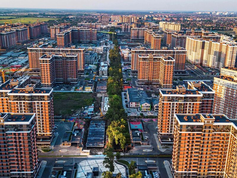 Центр притяжения микрорайона — бульвар, протяжённостью 1,6 км с зонами отдыха и развлечений.